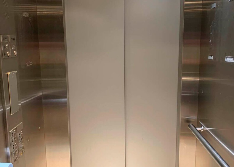 Тонировка лифта пленкой в гостинице на Ярославской улице