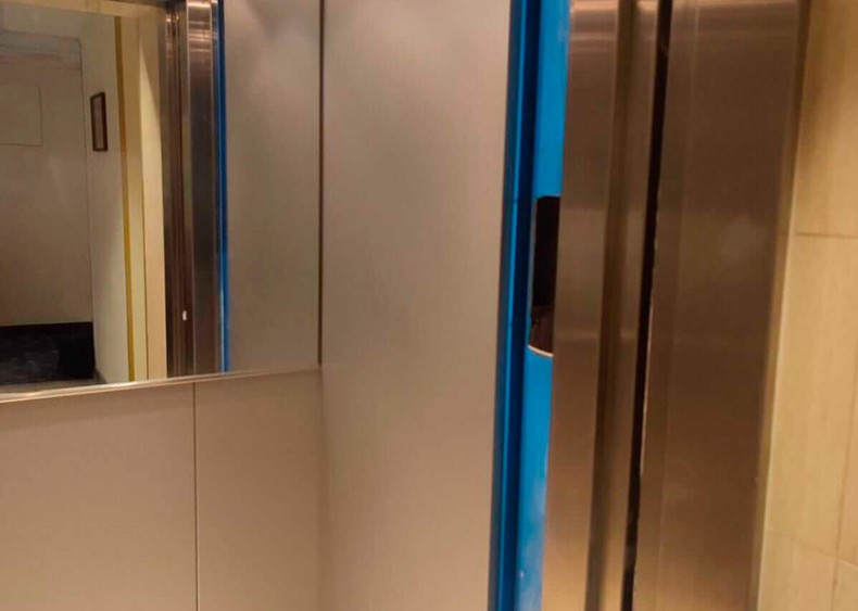 Тонировка лифта пленкой в гостинице на Ярославской улице