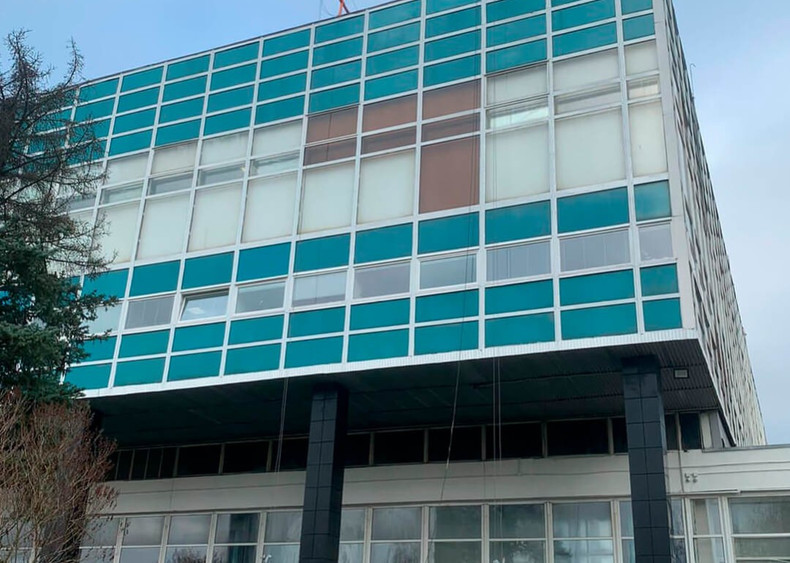 Тонировка пленкой фасада здания компании Микрон